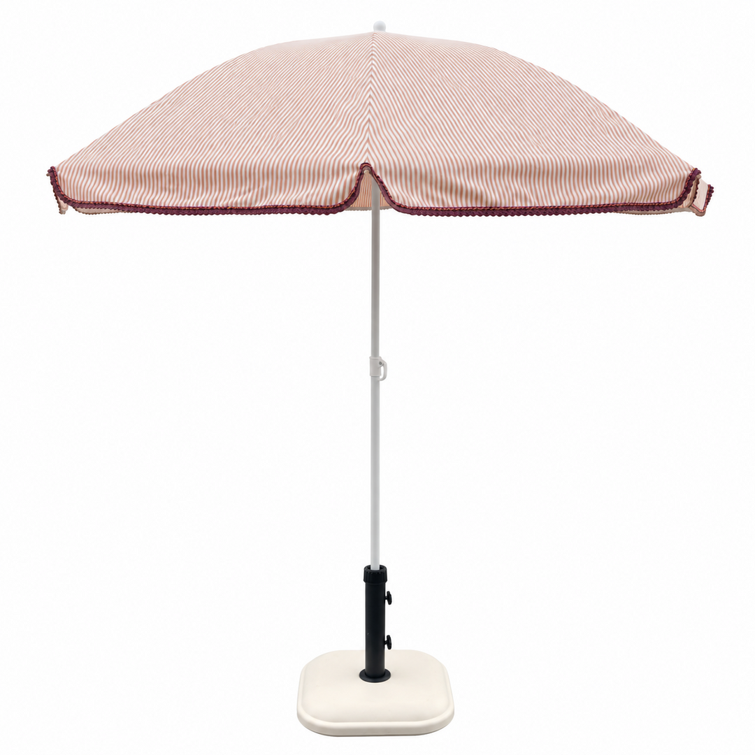 Guarda-sol listrado com franjas decorativas.png