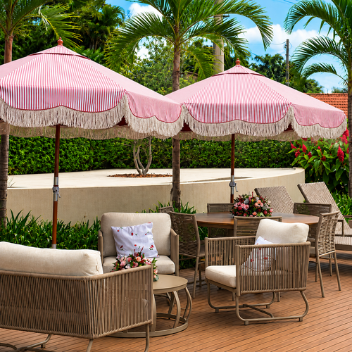 Terraço tropical com guarda-sóis listrados.png